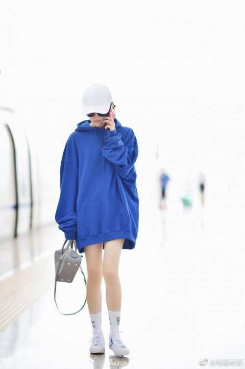 关晓彤穿蓝色超大卫衣撞衫景甜甜妹纸少女感十