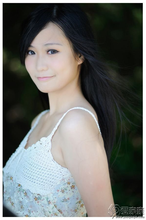 美女校花图片_正处青春朝气的校园清纯美女