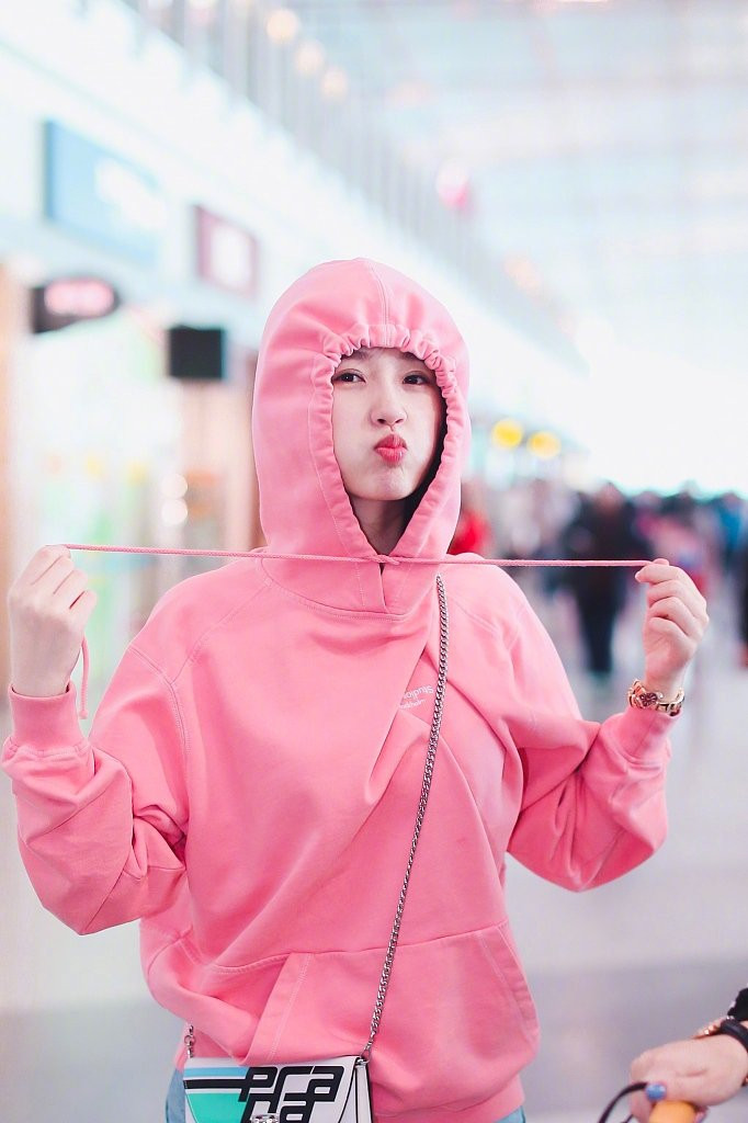 青春有你2 95后女明星虞书欣机场照图片