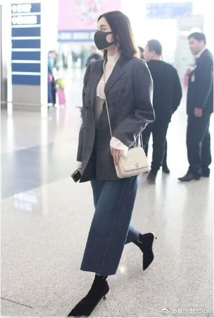 新疆美女明星古力娜扎现身机场牛仔阔腿裤搭配