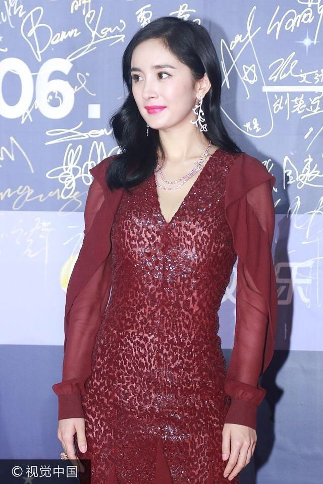 北京美女明星杨幂深v红裙再次拿下最佳女演员