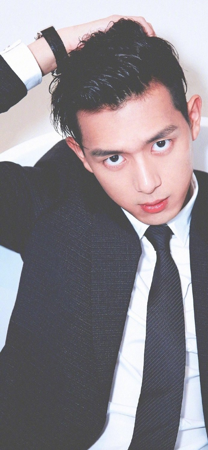小鲜肉男明星李现西装帅气图片