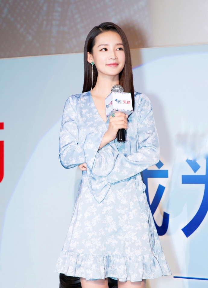 长发美女演员李沁出席海飞丝代言活动路透照