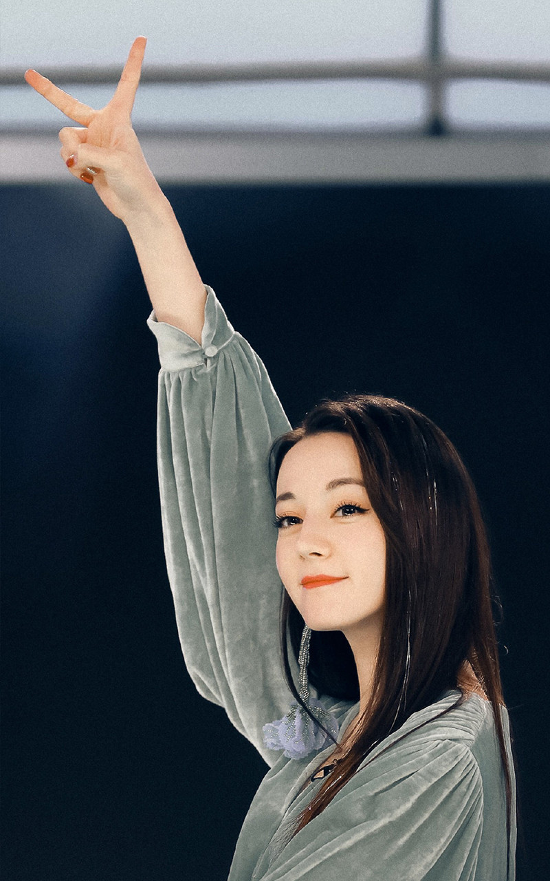 迪丽热巴性感写真聊天背景锁屏手机壁纸