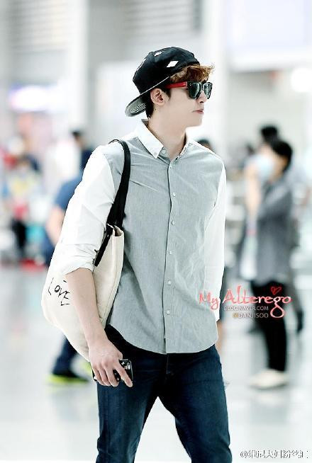 韩国明星帅哥图片_2PM#Nichkhun尼坤街拍照