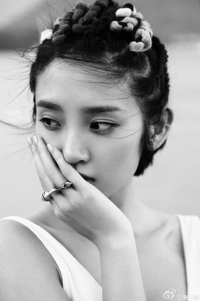 重庆美女明星唐艺昕黑白图片