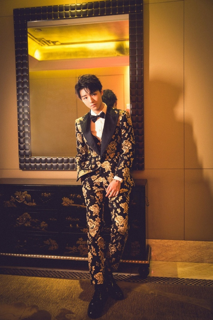 内地男明星王俊凯Dolce&Gabbana礼服绅士图片