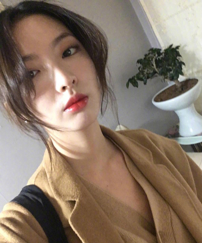 韩国美女以为是模特没想到是为位小护士小姐姐