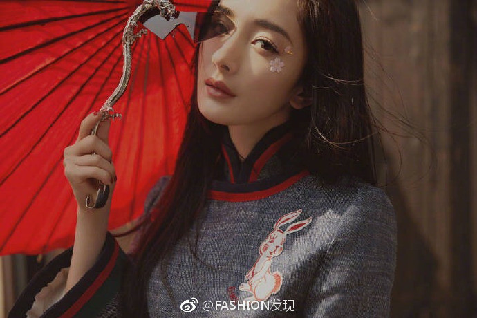 杨幂写真照片_大眼美女杨幂生日又一次远在纽约