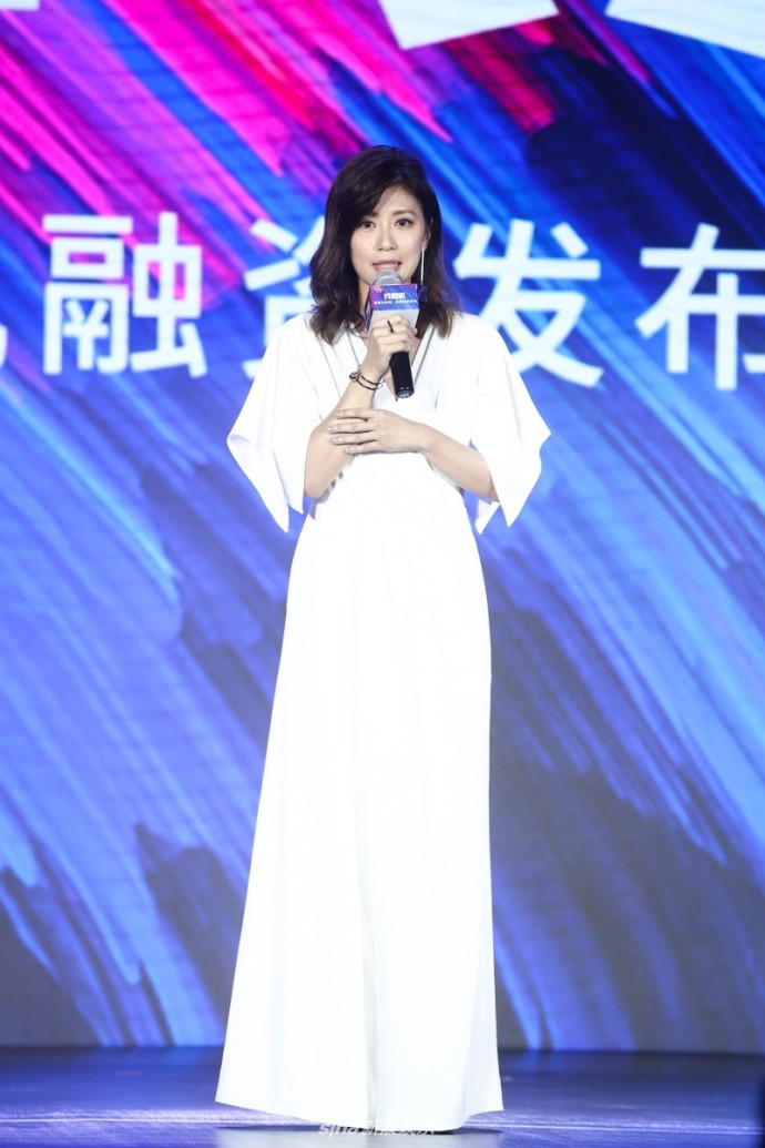 台湾美女明星贾静雯白色深V连衣裙出席活动女神