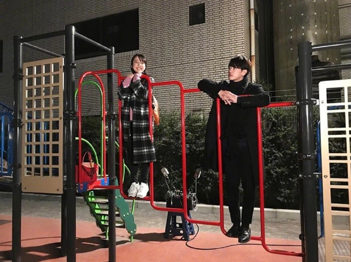 日本明星佐藤健上白石萌音戏外情侣照片合集