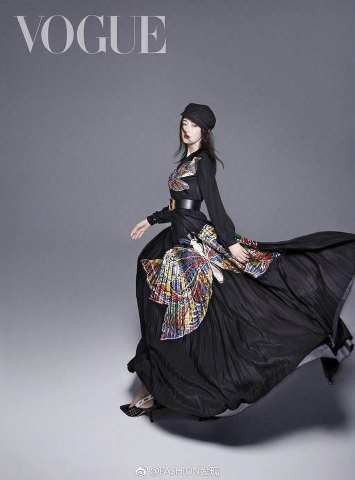 大陆美女明星秦岚《Vogue》台湾十月刊封面图片