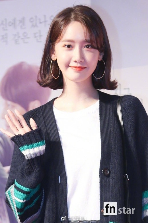 韩国美女明星林允儿穿Miu Miu毛衣外套出席电影