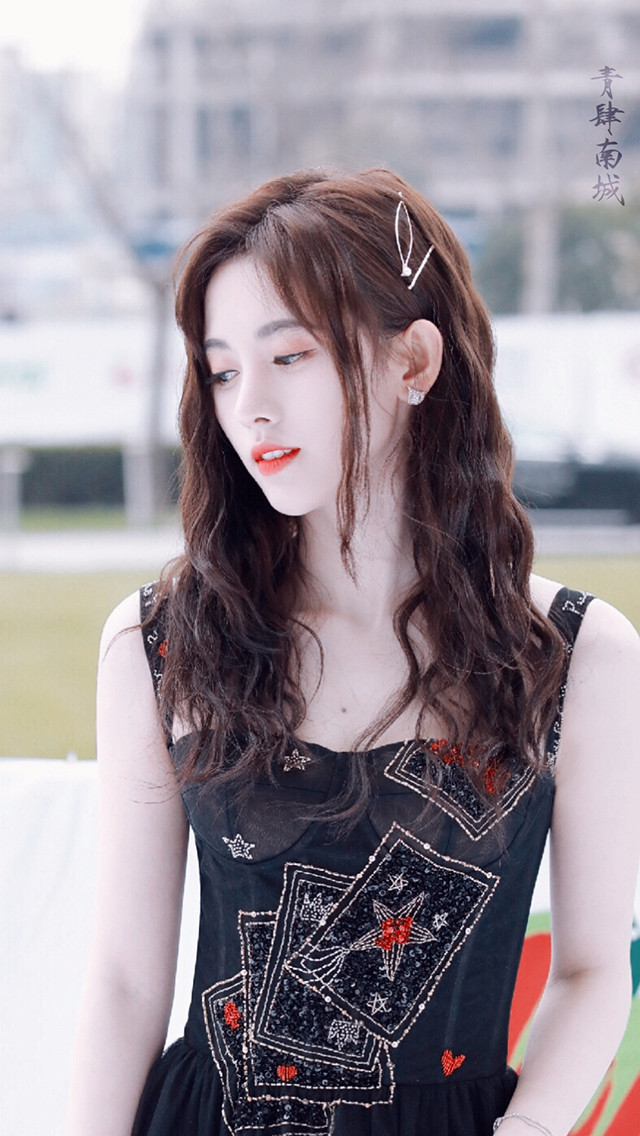 鞠婧祎性感吊带酥胸诱人写真图片手机壁纸