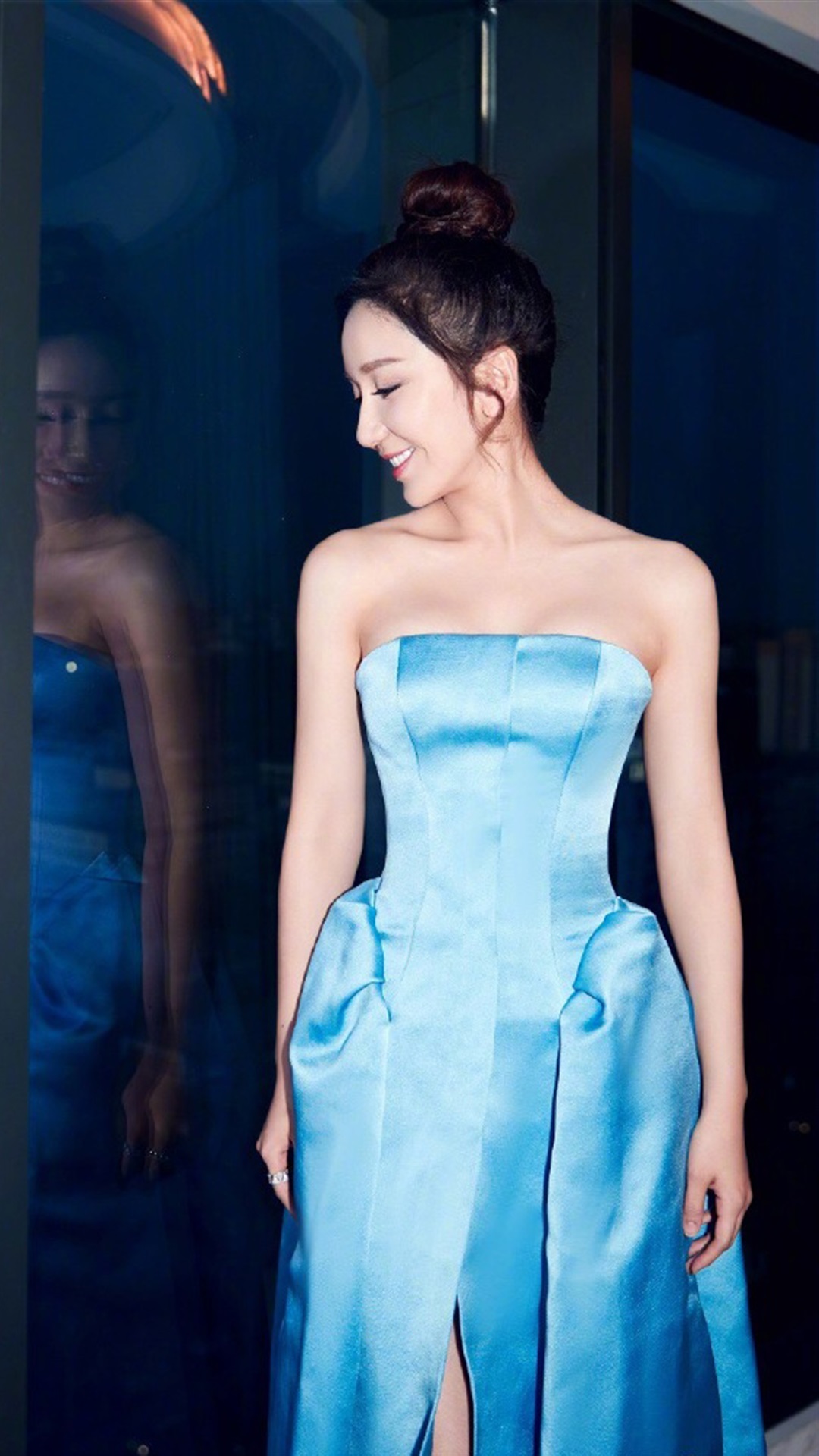 美女明星娄艺潇礼服手机壁纸图片
