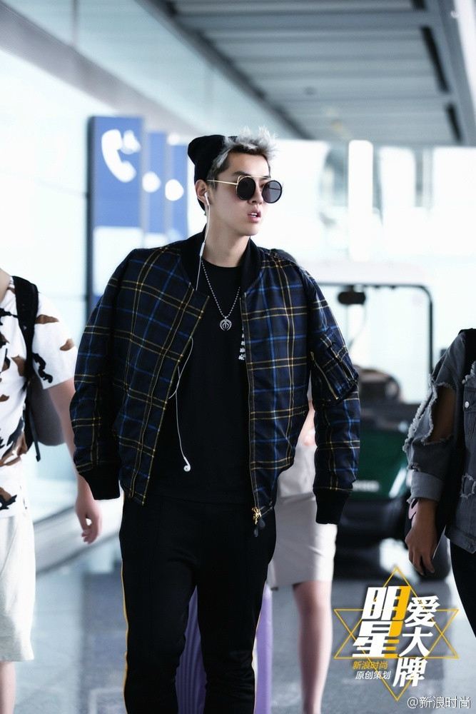 吴亦凡现身机场街拍受邀出席Burberry发布会