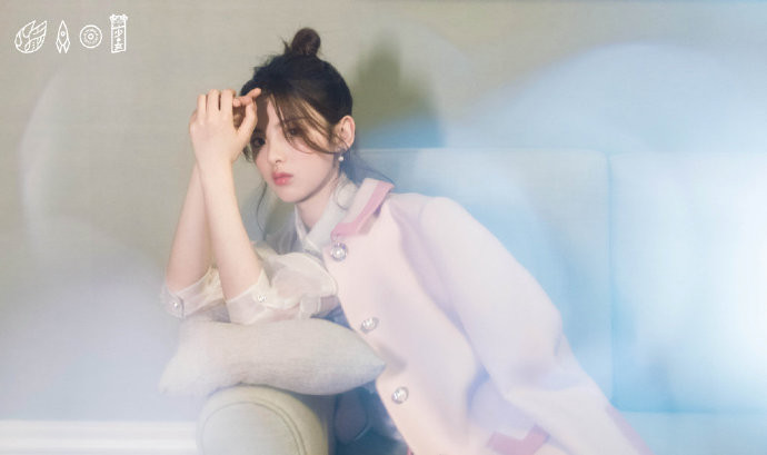 中国女团火箭少女101成员杨超越粉色套装娴静优