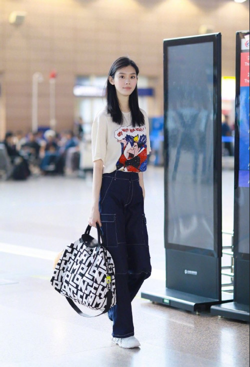 上海美女图片 超模奚梦瑶启程戛纳机场街拍图片