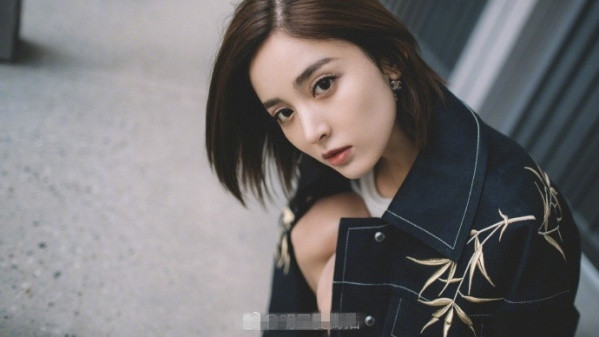 新疆美女明星古力娜扎美腻街拍照文艺气质碰上