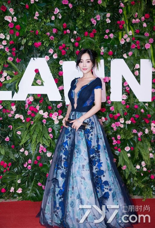 大眼美女明星李小璐蓝色礼服尽显高贵魅力