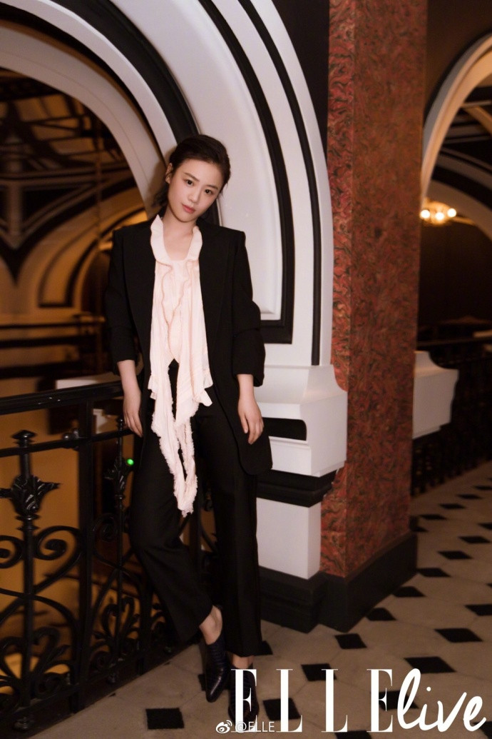 大眼美女明星马思纯ELLE杂志封面图片