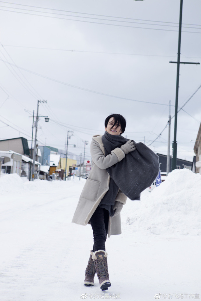 不老女神俞飞鸿北海道雪景里短发街拍图片美人