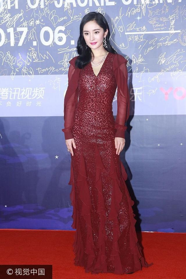 北京美女明星杨幂深v红裙再次拿下最佳女演员