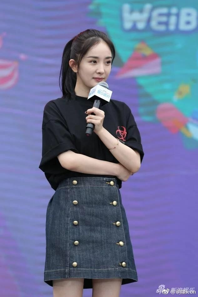 北京美女明星杨幂头扎马尾活力满满少女范儿亮