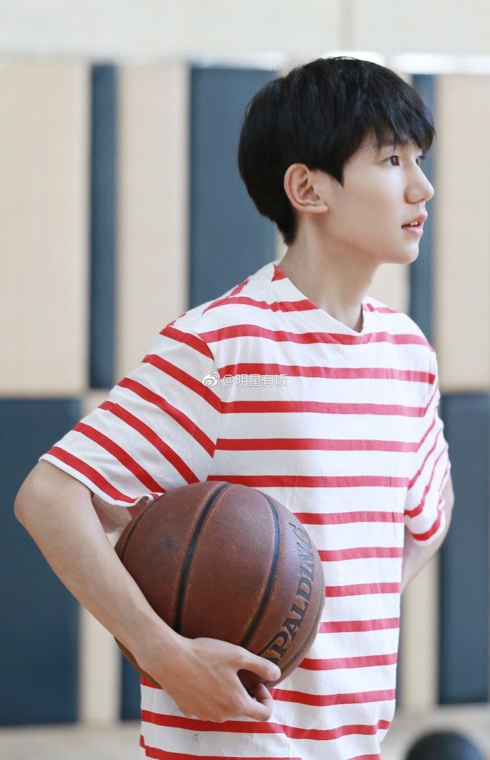 小鲜肉明星帅哥TFBOYS-王源红白间条T恤黑色运动裤