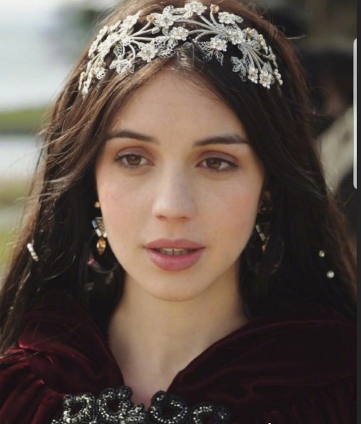欧美美女演员Adelaide Kane《风中的女王》图片