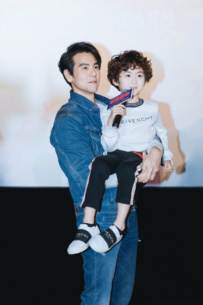 台湾男明星彭于晏牛仔服帅气图片