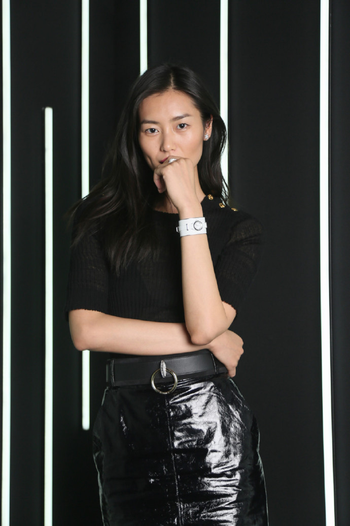 中国超模刘雯CHANEL七分袖套头衫搭配直筒裙助阵