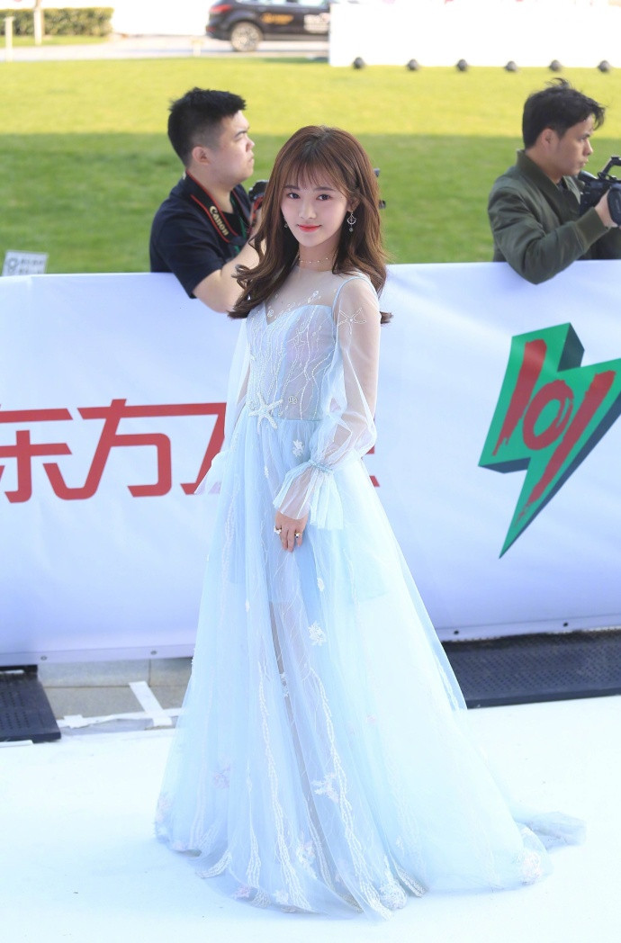 东方风云榜红毯SNH48-鞠婧祎一袭长裙优雅出场