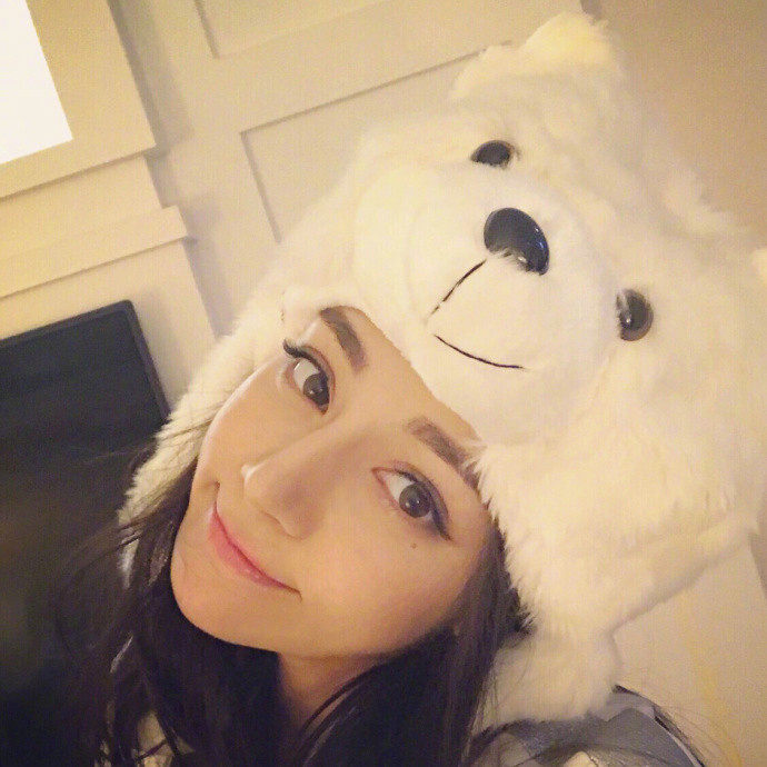 新疆美女明星散发着单身女子清香的迪丽热巴仙