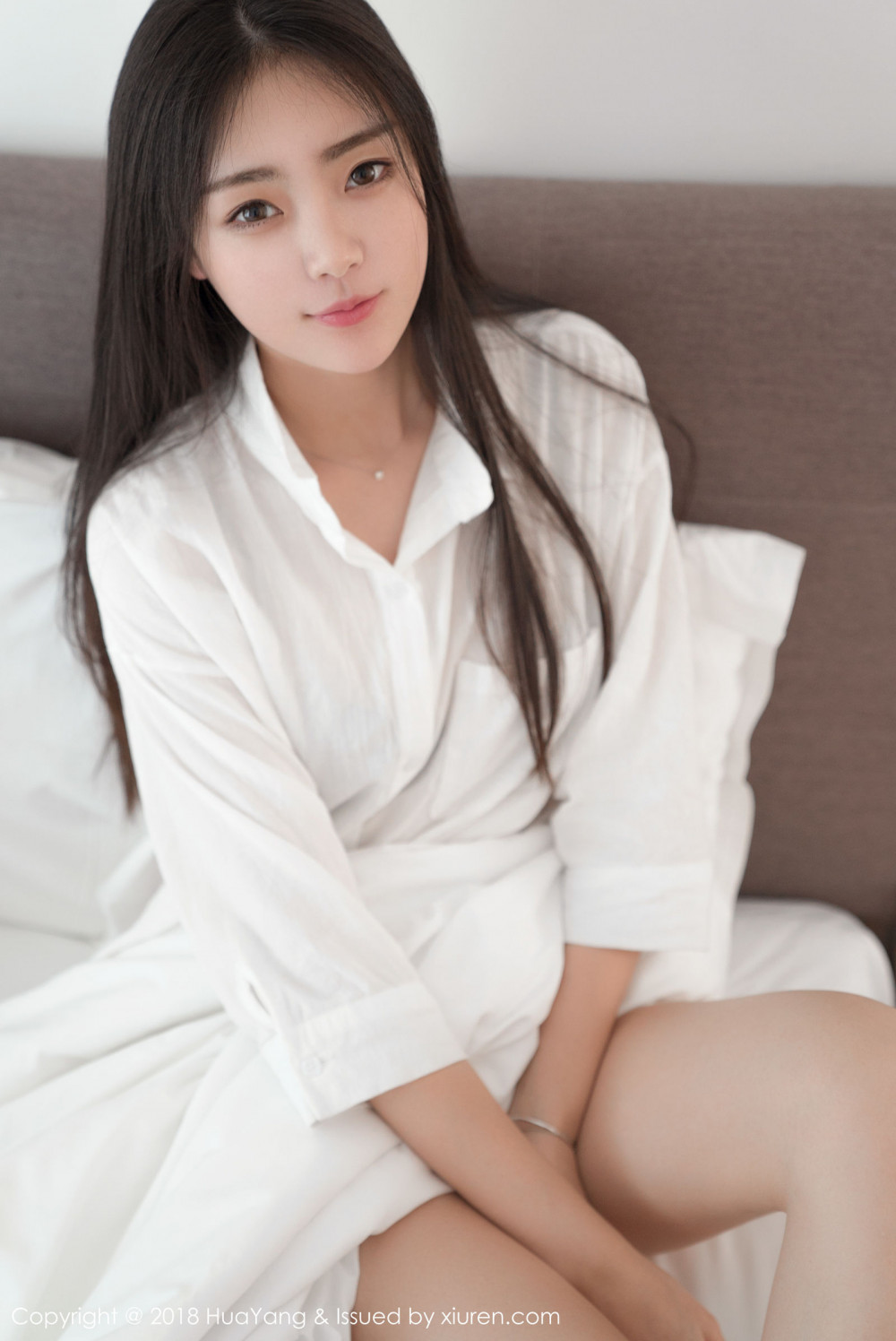 清纯可爱美女可樂Vicky白衬衫诱人床上写真集