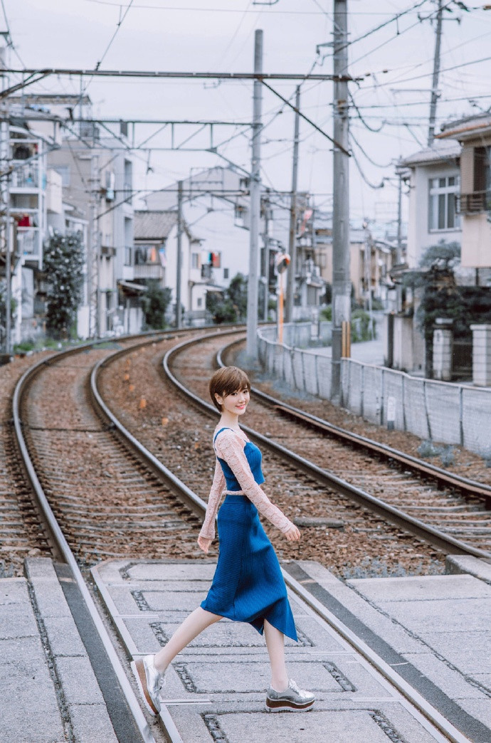 短发美女明星毛晓彤日本旅游写真