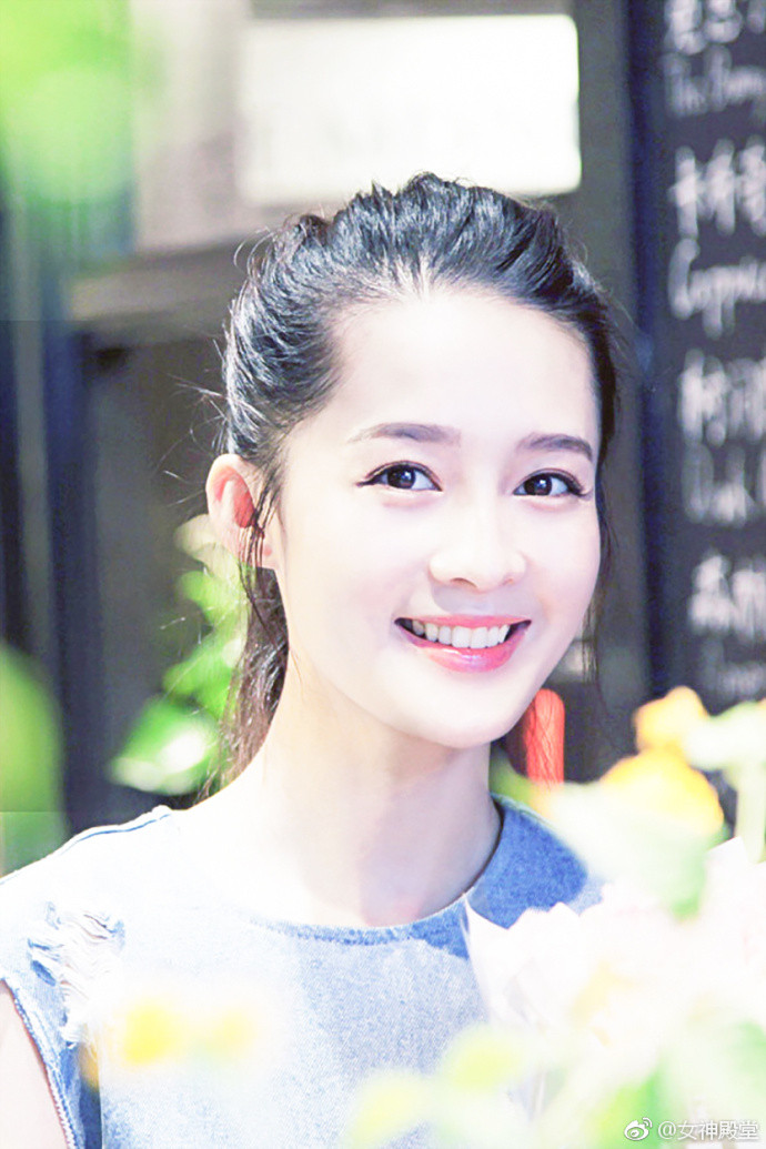 江苏美女明星李沁优雅随拍_李沁小姑娘暖心笑容