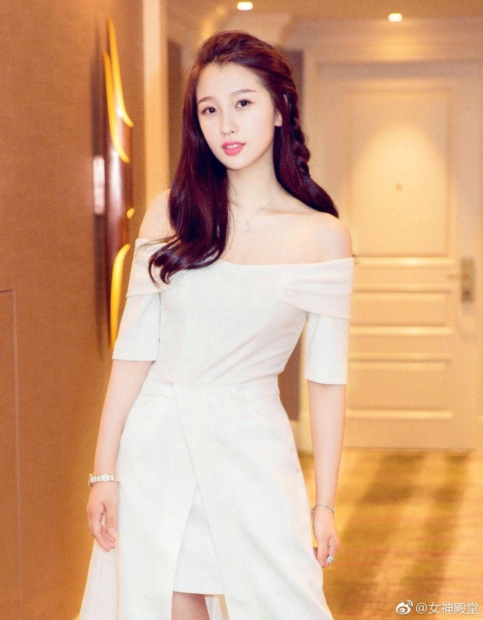 长发美女明星虞书欣白色礼服优雅出席某活动图