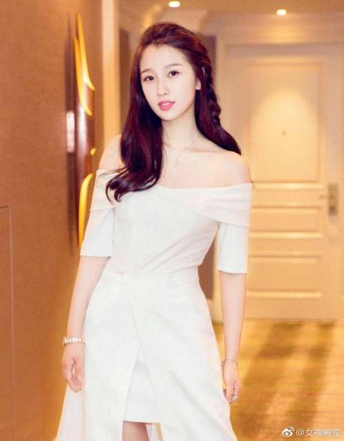 长发美女明星虞书欣白色礼服优雅出席某活动图