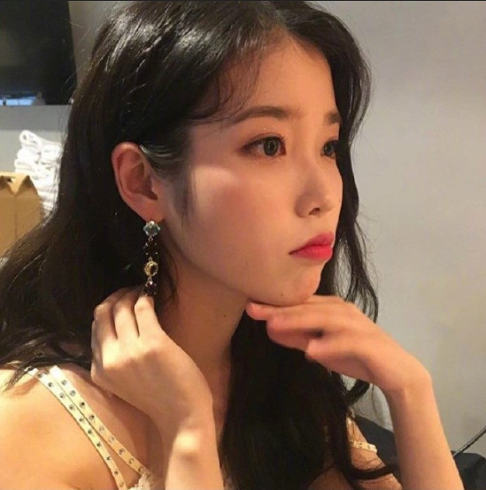 韩国女歌手李知恩IU完美侧颜美图