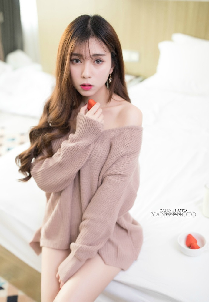网红美女模特Kinki77吃草莓图片