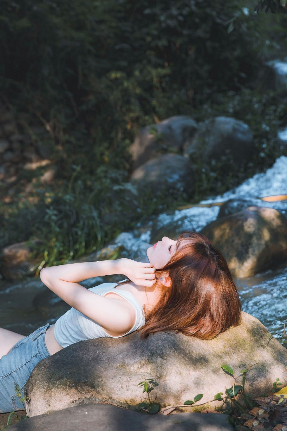 清新脱俗金发美少女山间牛仔短裤秀白皙美腿性感写真