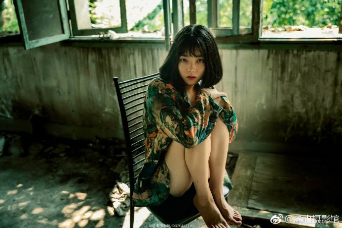 清纯短发美女楼道里坏女孩风写真图片