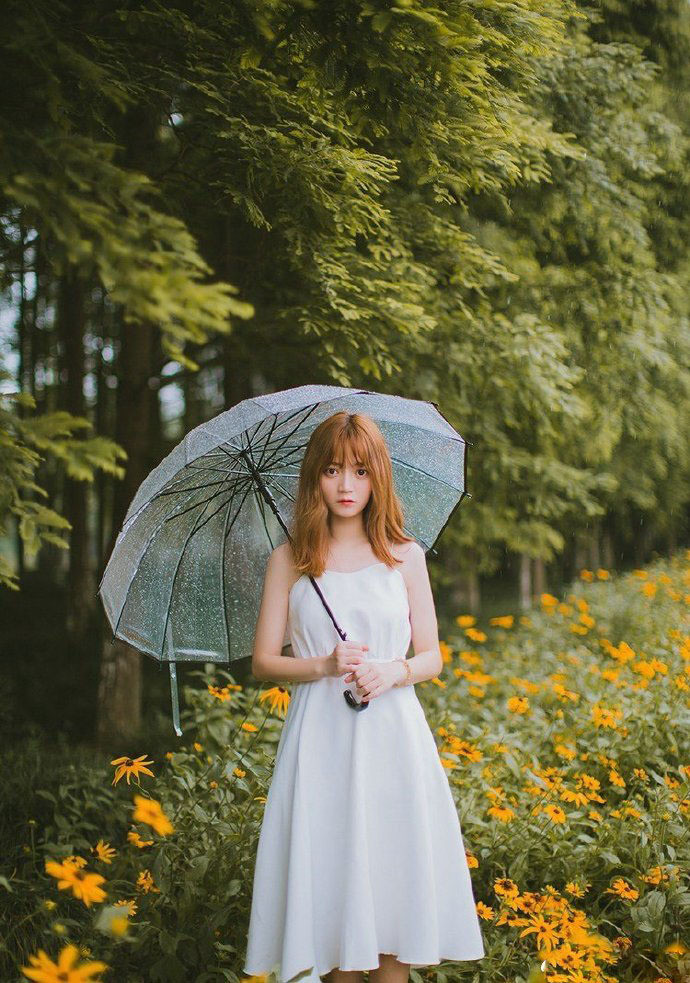 甜美大眼萝莉美女雨后街拍写真