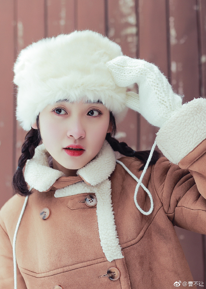 清纯美女雪地里带毛帽写真图片