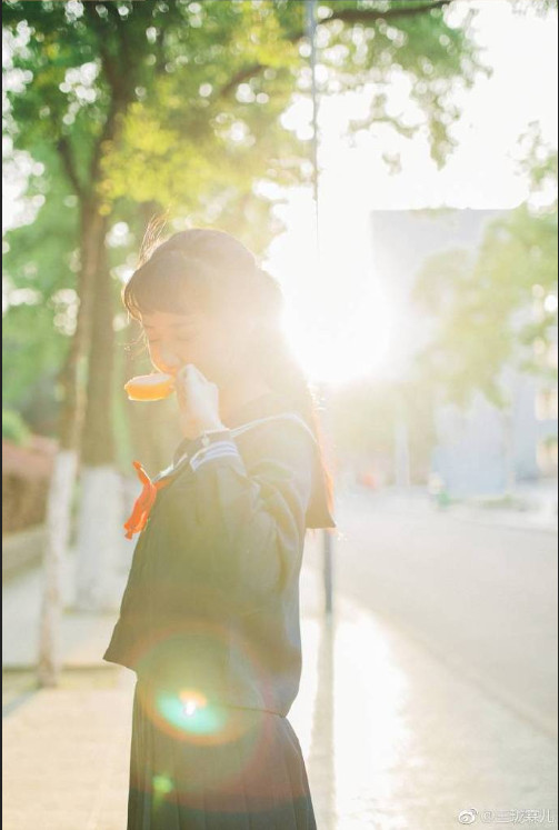 夏日水果清纯美女图片