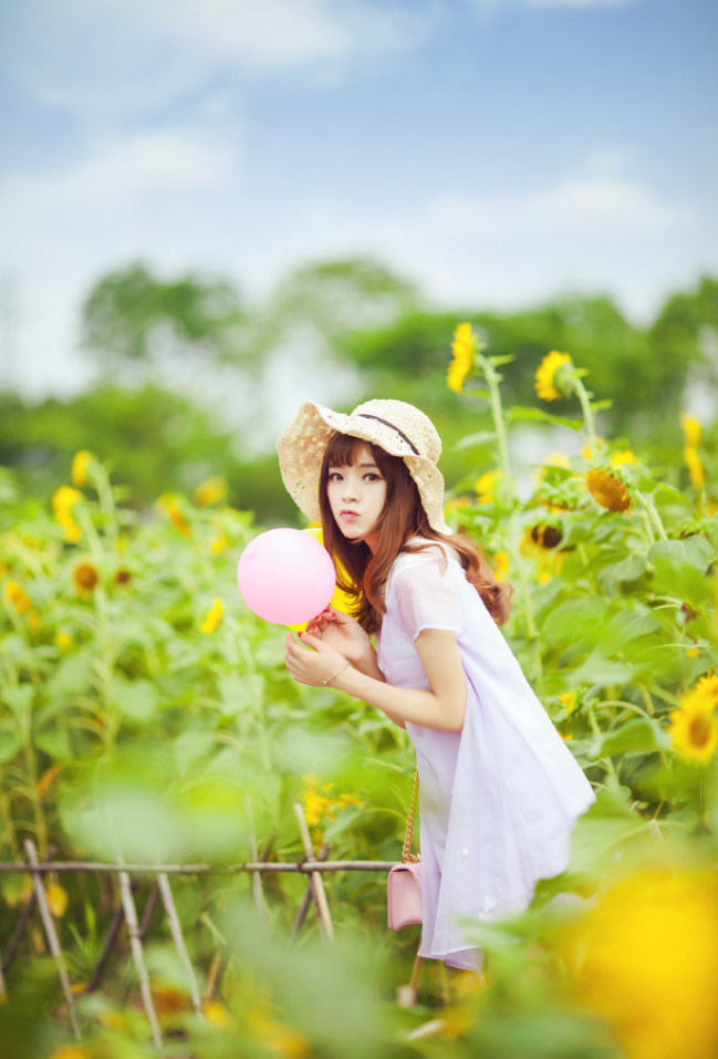 清纯美女图片_模特凌儿在海珠湖写真向日葵与少