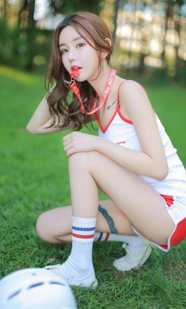 运动装清纯美女写真图片