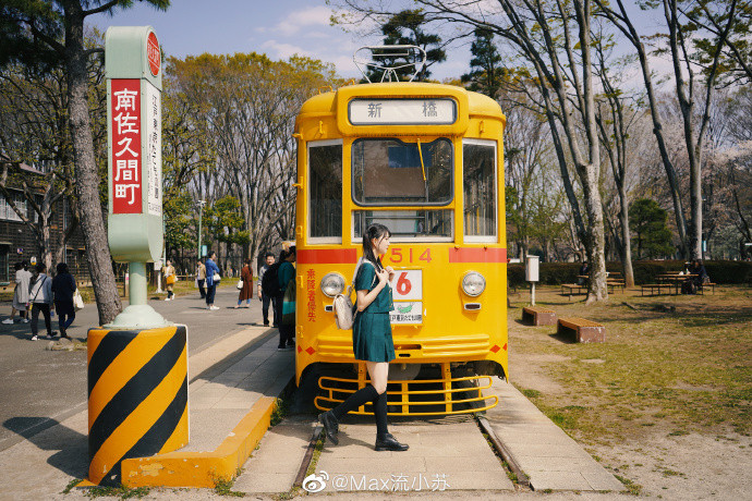 清纯小美女公交车写真图片