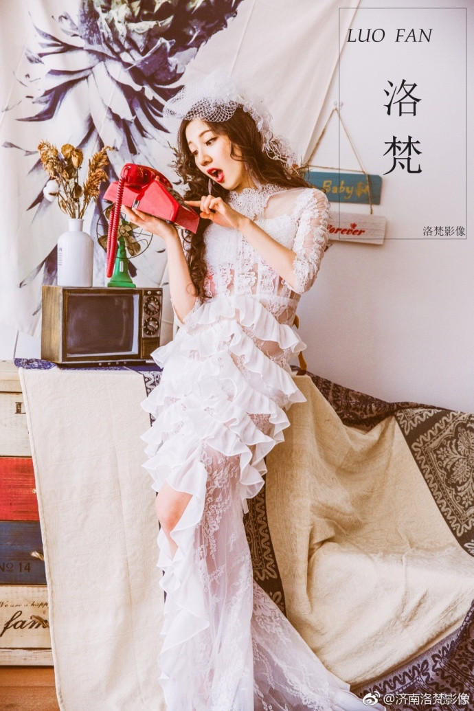 清纯美女复古婚纱写真图片